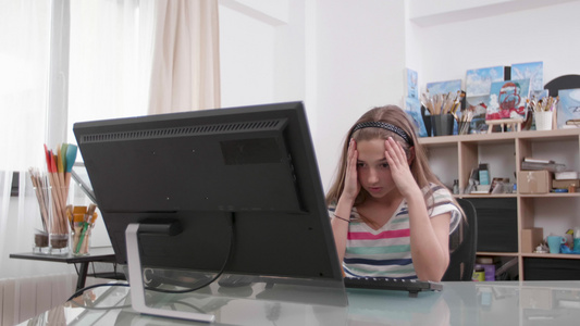 穿着超英雄装扮的女人偷偷摸摸在电脑上工作的十几岁女孩视频