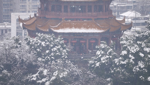 慢镜头升格拍摄4k素材冬天飘雪中的武汉黄鹤楼古建筑雪景61秒视频