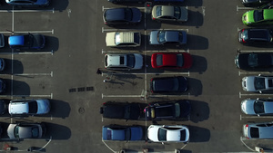 航拍停车场停车位小汽车21秒视频
