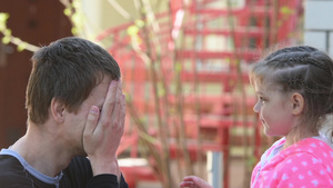 爸爸和5岁的女儿玩得开心闭上眼睛鼻子抓着手14秒视频