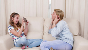 女孩在沙发上放松时照母亲的相13秒视频