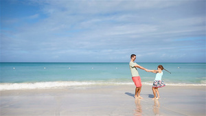 在白沙滩玩得开心的家人在卡比巴海岸享受节日的好日子8秒视频