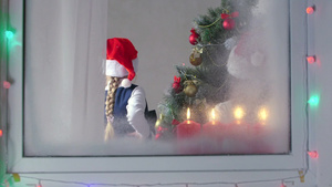 儿童在家中装饰圣诞树25秒视频