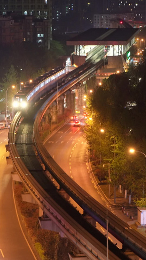 穿梭城市夜晚的轻轨都市车流璀璨夜晚69秒视频