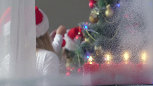 可爱的快乐的孩子在圣诞树周围玩得开心视频