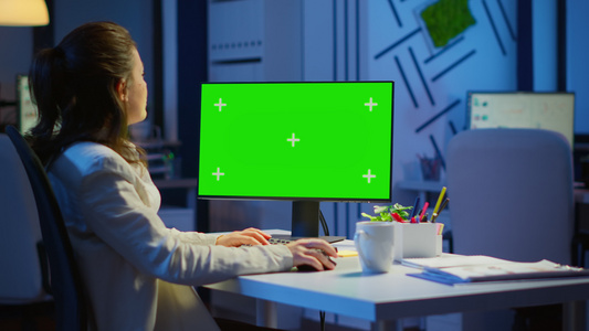 观察计算机绿色屏幕监视器的女商业妇女视频