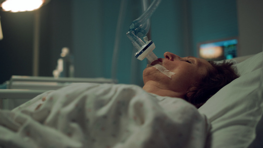医院特写镜头中的病人呼吸氧气面罩视频