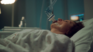 医院特写镜头中的病人呼吸氧气面罩11秒视频