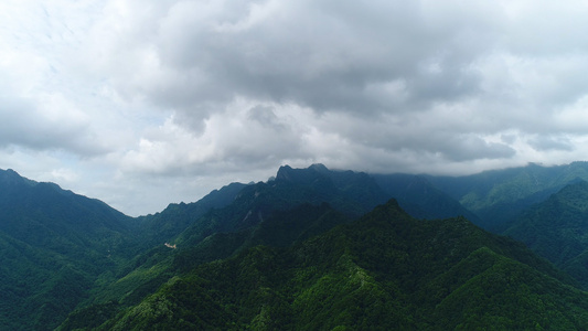 秦岭山脉雨前乌云航拍视频