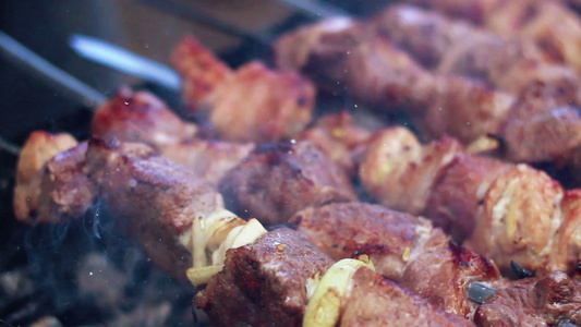 用叉子烤烤肉串用热木炭煮羊肉视频