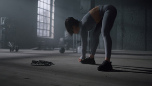 健身女性在健身训练前做前弯伸展双腿的热身14秒视频