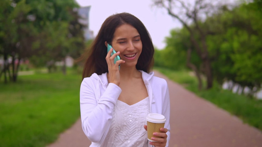 妇女跑步时通过电话聊天视频