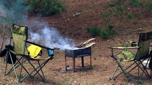 在森林里露营的地方森林里的野营椅和烧烤17秒视频