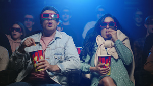 年轻情侣享受带着3d眼镜看电影沉浸剧情13秒视频