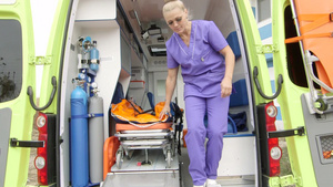 从救护车上卸下担架的女性急救女护理人员10秒视频