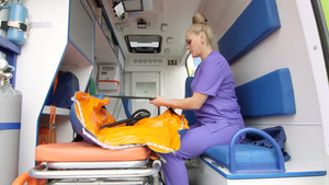 在救护车内生病或受伤地点工作的女性护理人员19秒视频