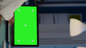 商业女性用绿屏笔记本电脑30秒视频