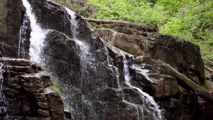 山林中的石瀑布落基山脉瀑布18秒视频