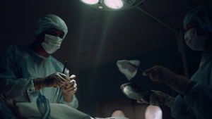 严肃的外科医生在病房里进行手术治疗7秒视频