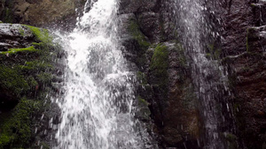 岩石状山区冲洗的绿藻类石中水流21秒视频