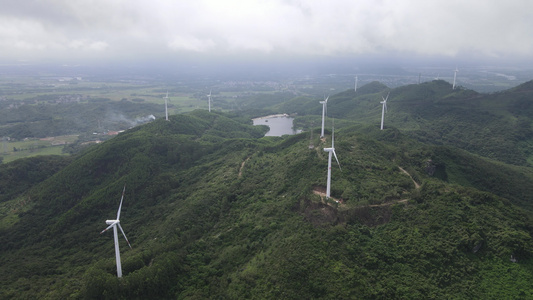 山地上的风车发电设备视频