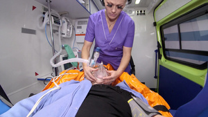 为救护车中的重要老年病人提供紧急医疗救护14秒视频