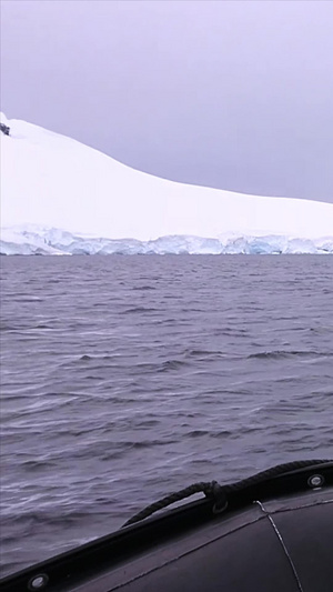 乘坐橡皮艇登陆南极大陆救生船4秒视频
