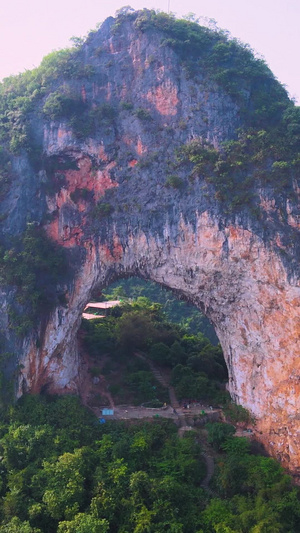 阳朔著名景点月亮山游客登山爬山风光航拍阳朔旅游53秒视频