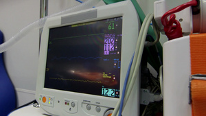 辅助医务人员为高血压老年病人提供紧急医疗护理交通服务22秒视频
