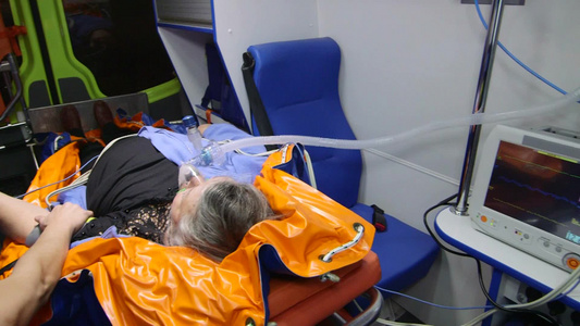 辅助医务人员在测量血压的紧急救护车中视频