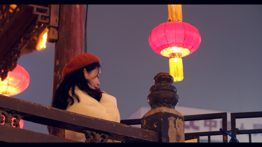 4K实拍美女在中国年味街头许愿视频素材视频