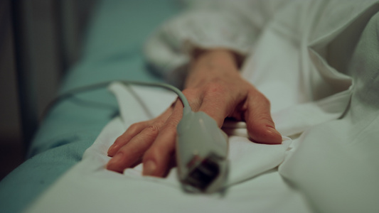 脉搏血氧仪病人手指在病房特写视频