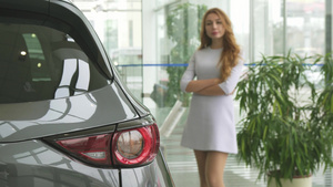 在经销商选择一辆新车的同时思考着美丽的女人8秒视频