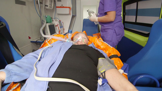 辅助医务人员向滴静脉注射的救护车中的关键病人视频