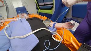 静脉注射的救护车病人提供医疗护理20秒视频