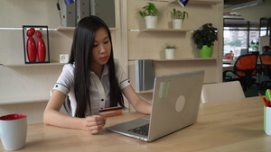 亚裔女性在办公室进行网上购物18秒视频