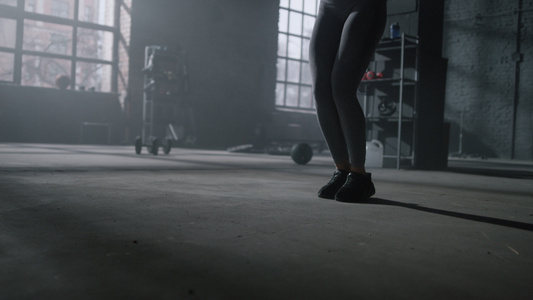 女性运动员腿在健身房跳绳锻炼视频