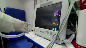 医生在救护车中向监测多参数病人监视器屏幕19秒视频