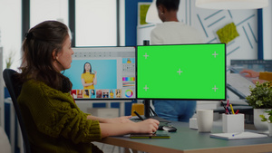 使用绿色屏幕显示器制作成套照片的更替员9秒视频