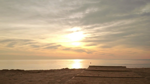 日出海滩上行走第一人海日出30秒视频