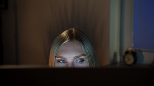 女人在晚上偷看电脑显示器11秒视频