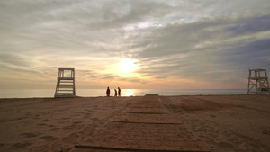 日落时在海滩上散步30秒视频