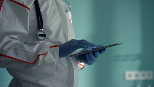 在传染性医院病房中使用平板电脑的医生视频