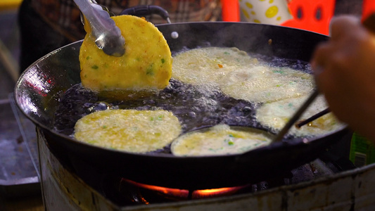 街边美食油炸虾仁饼视频