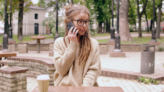 女孩在公园里通过手机聊天视频