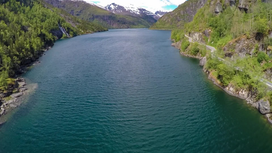 航拍美丽的自然挪威湖水近景视频