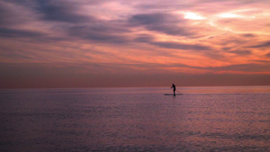 海上的日落日落时冲浪板上的人海上日落日落景观10秒视频