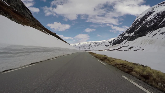 挪威道路旁雪覆盖的山地公路视频