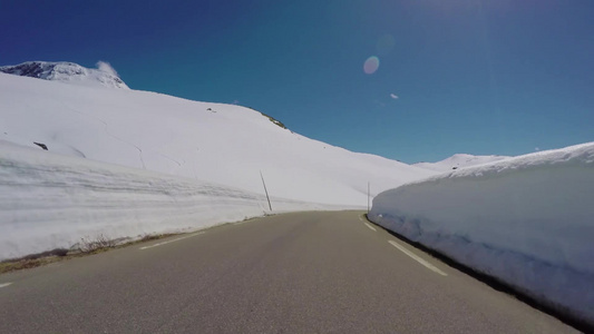 在挪威山路上驾驶一辆汽车视频