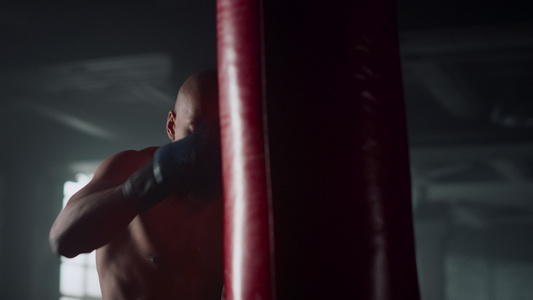 健身房里的专业拳击手练习拳击视频
